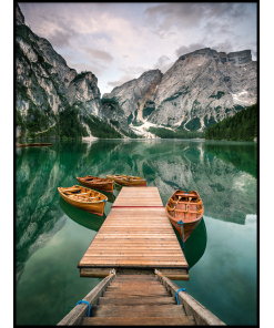 Drewniane łodzie na jeziorze Dolomity